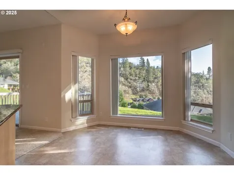 1737 NE Shale Court Roseburg OR 97470