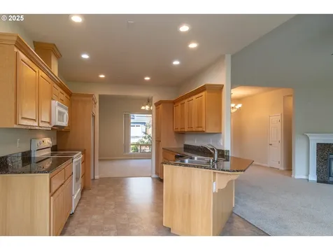 1737 NE Shale Court Roseburg OR 97470