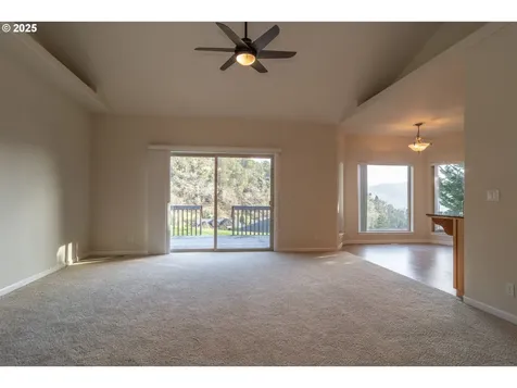 1737 NE Shale Court Roseburg OR 97470
