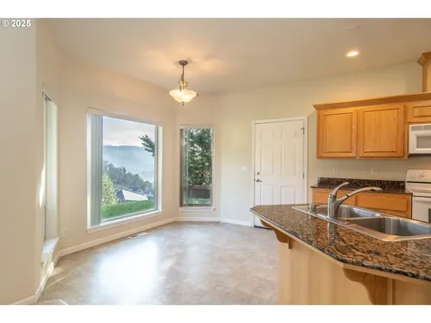 1737 NE Shale Court Roseburg OR 97470