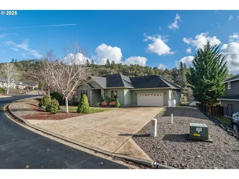 1737 NE Shale Court Roseburg OR 97470