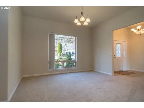 1737 NE Shale Court Roseburg OR 97470