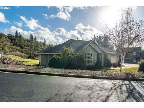 1737 NE Shale Court Roseburg OR 97470