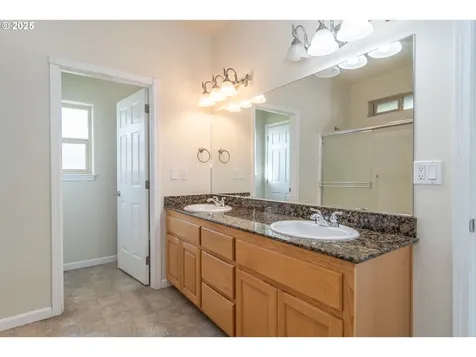 1737 NE Shale Court Roseburg OR 97470