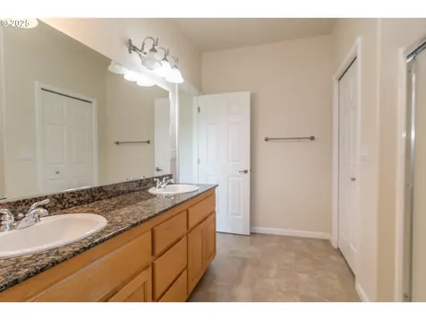 1737 NE Shale Court Roseburg OR 97470