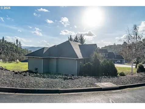 1737 NE Shale Court Roseburg OR 97470