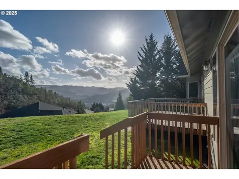 1737 NE Shale Court Roseburg OR 97470