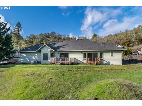 1737 NE Shale Court Roseburg OR 97470