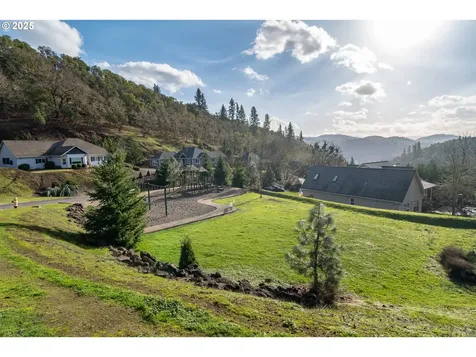 1737 NE Shale Court Roseburg OR 97470