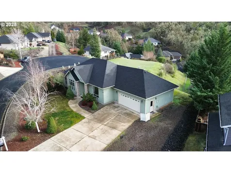 1737 NE Shale Court Roseburg OR 97470