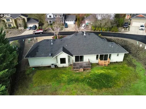 1737 NE Shale Court Roseburg OR 97470