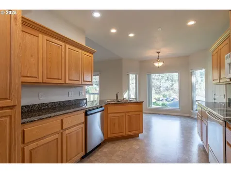 1737 NE Shale Court Roseburg OR 97470
