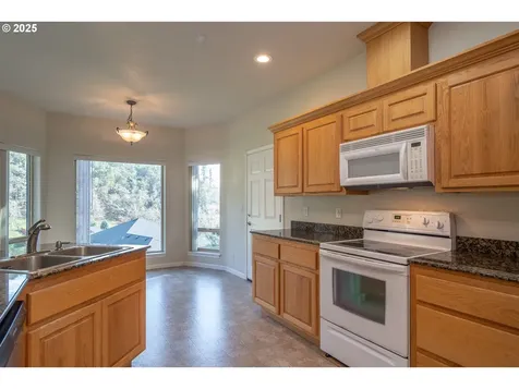 1737 NE Shale Court Roseburg OR 97470