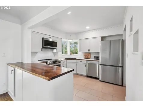 4125 NE Ainsworth Street Portland OR 97211