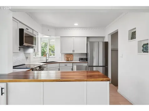 4125 NE Ainsworth Street Portland OR 97211