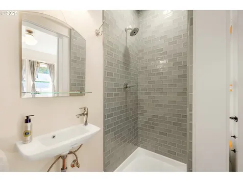 1712 SE 44th Avenue Portland OR 97215
