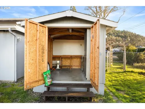 2488 W Lorraine Avenue Roseburg OR 97471