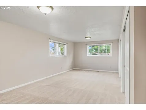 122 E Clackamas Circle Woodburn OR 97071