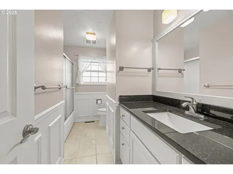 122 E Clackamas Circle Woodburn OR 97071