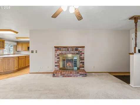 122 E Clackamas Circle Woodburn OR 97071