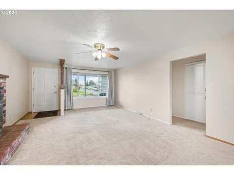 122 E Clackamas Circle Woodburn OR 97071