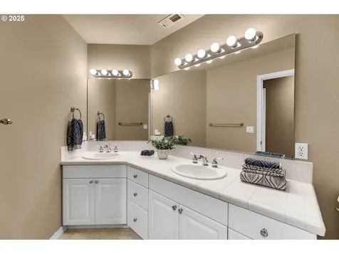 13704 NW 47th Avenue Vancouver WA 98685