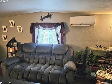 1817 Vine Street Sweet Home OR 97386