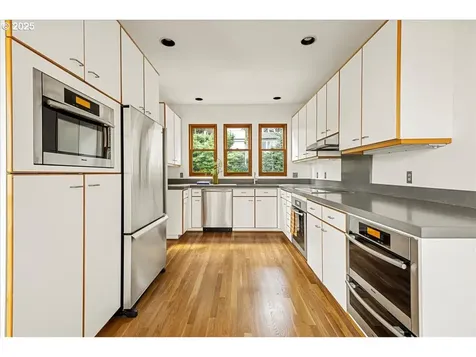 3909 NW Thurman Street Portland OR 97210