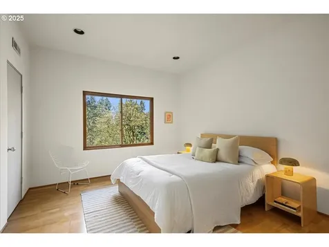 3909 NW Thurman Street Portland OR 97210