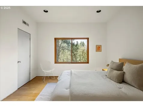 3909 NW Thurman Street Portland OR 97210