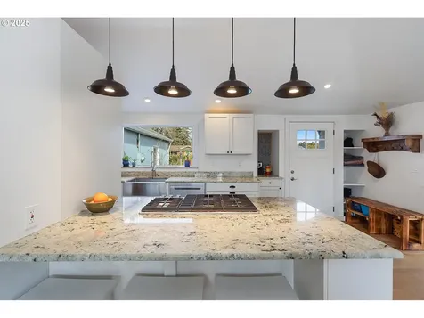 4235 Belmont Drive Hood River OR 97031