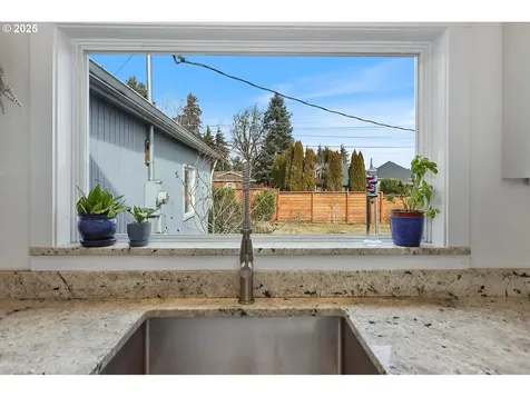 4235 Belmont Drive Hood River OR 97031