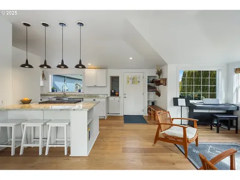 4235 Belmont Drive Hood River OR 97031
