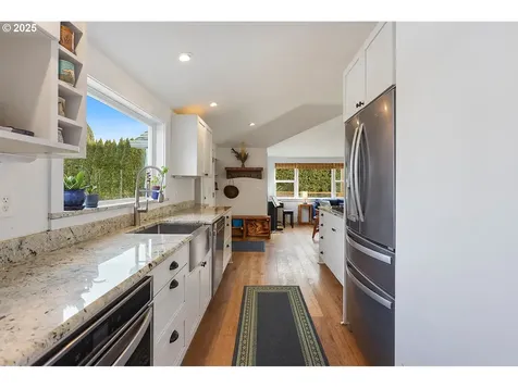 4235 Belmont Drive Hood River OR 97031