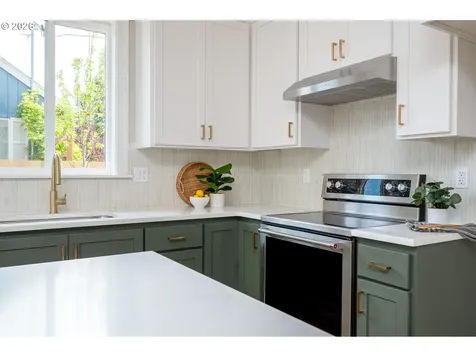 8429 NE Hassalo Street Portland OR 97220