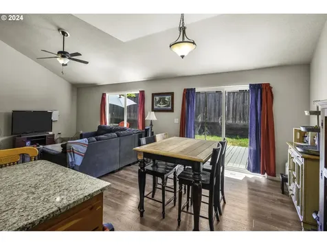 1438 Meadow Avenue Silverton OR 97381