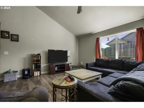 1438 Meadow Avenue Silverton OR 97381