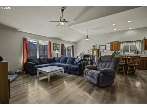 1438 Meadow Avenue Silverton OR 97381