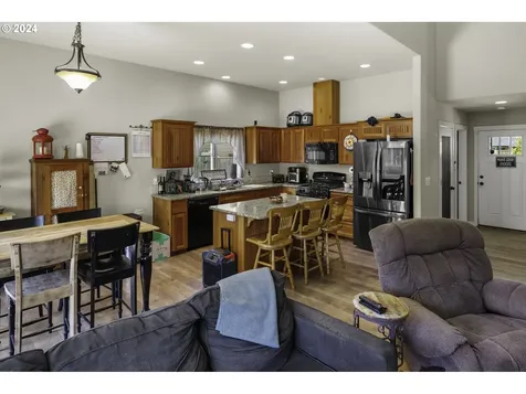 1438 Meadow Avenue Silverton OR 97381