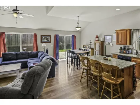 1438 Meadow Avenue Silverton OR 97381