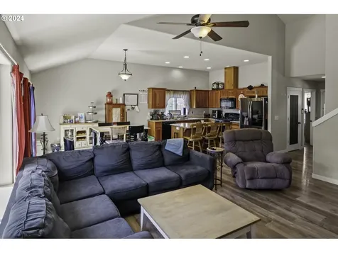 1438 Meadow Avenue Silverton OR 97381