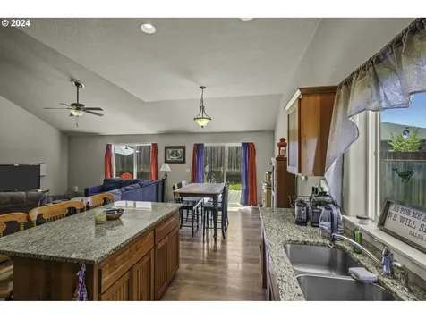 1438 Meadow Avenue Silverton OR 97381