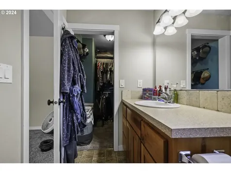 1438 Meadow Avenue Silverton OR 97381