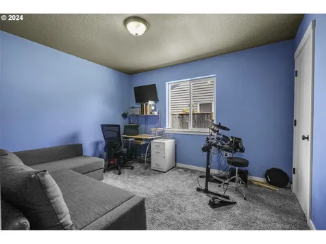 1438 Meadow Avenue Silverton OR 97381