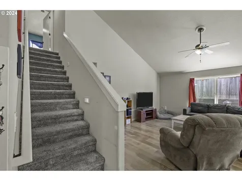 1438 Meadow Avenue Silverton OR 97381