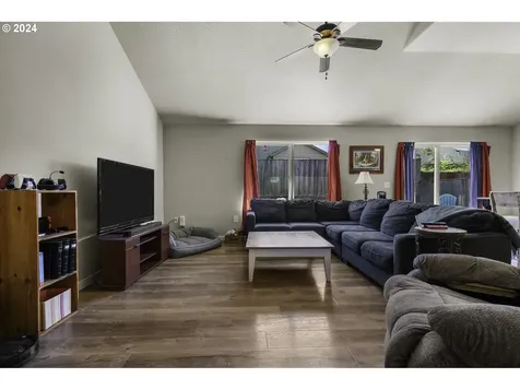1438 Meadow Avenue Silverton OR 97381