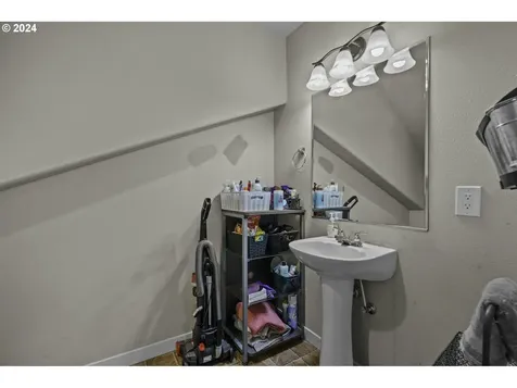1438 Meadow Avenue Silverton OR 97381