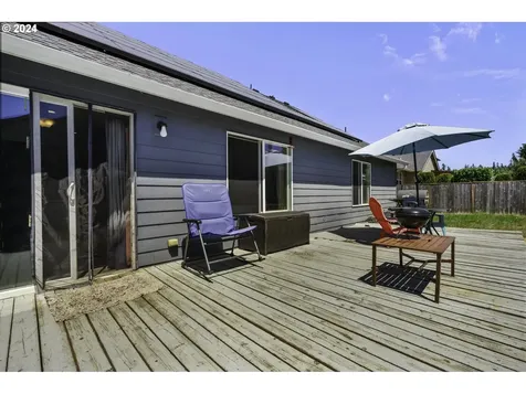 1438 Meadow Avenue Silverton OR 97381