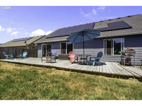 1438 Meadow Avenue Silverton OR 97381