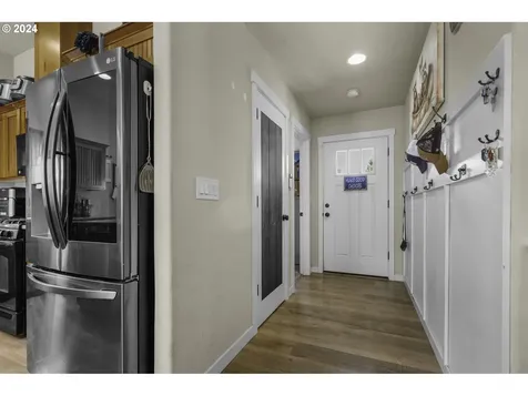 1438 Meadow Avenue Silverton OR 97381